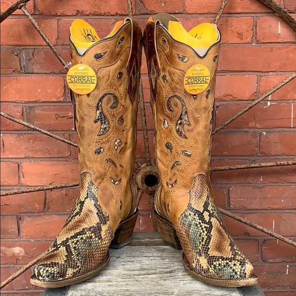 - CORRAL NEW Python Snakeskin Inlay Snip Toe Boots - Picture 6 of 13